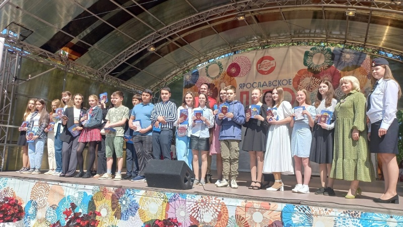 Местная организация ЯООО РСМ в г.Ростов стала одним из организаторов церемонии вручения паспортов в рамках акции "Мы - граждане России!"